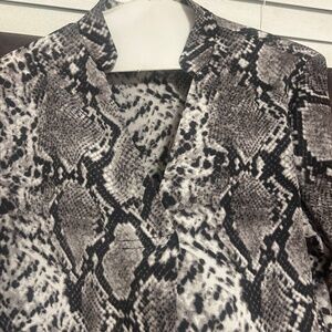 Women’s Black/Gray Snake Print Long Sleeve